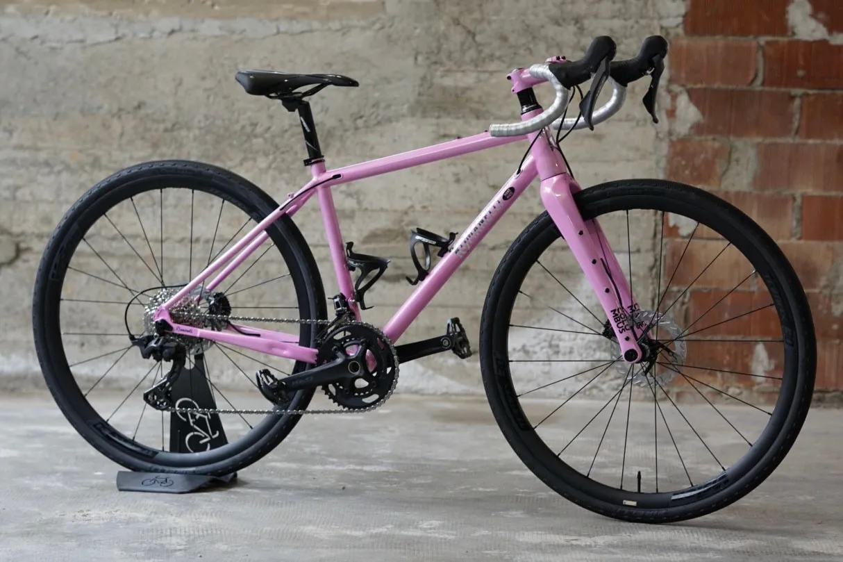 Vista laterale completa della bicicletta — Romanelli Cicli Tuck turn, gravel Marghe