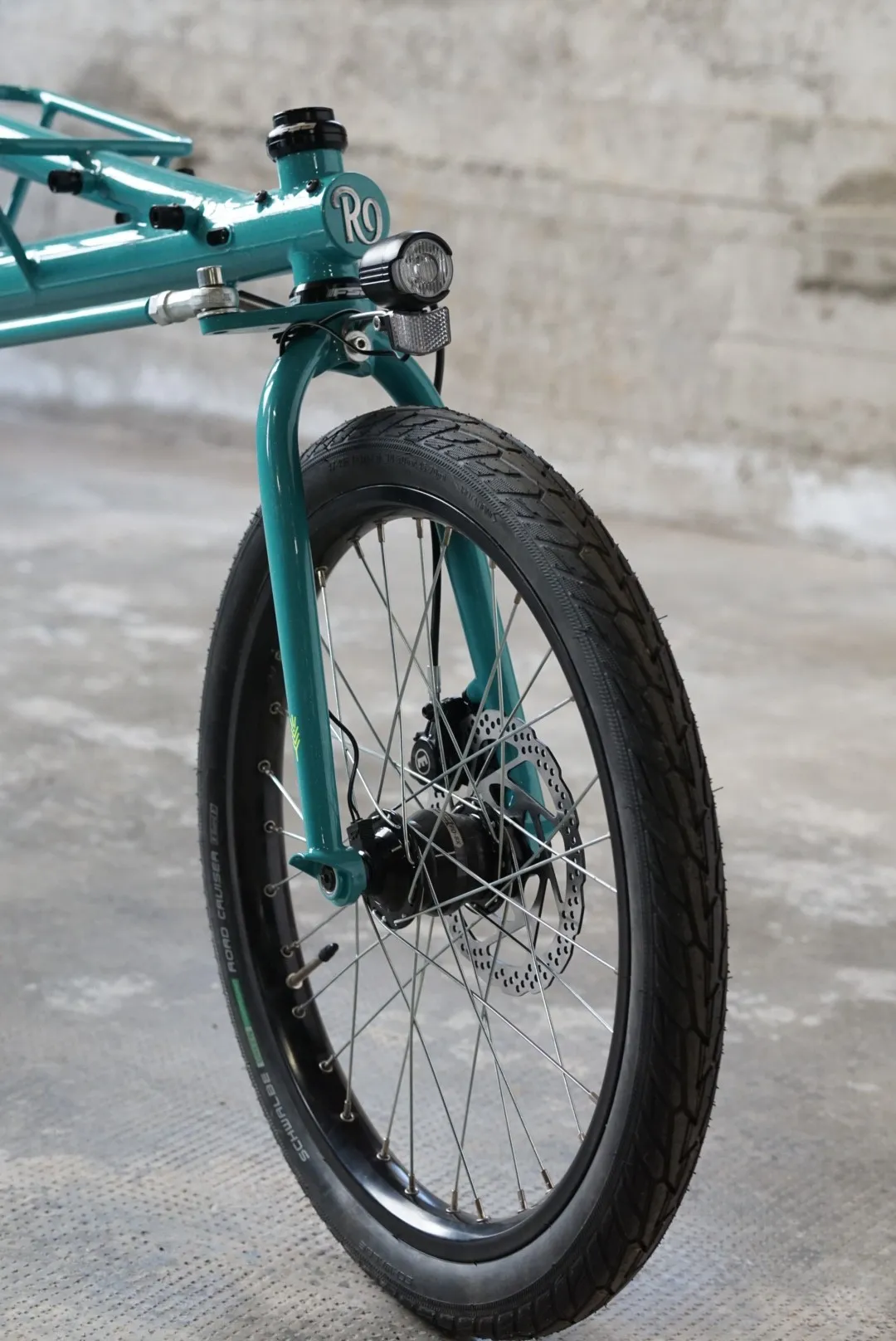 Ruota anteriore e forcella della bici cargo — Romanelli Cicli Cargo Evolve