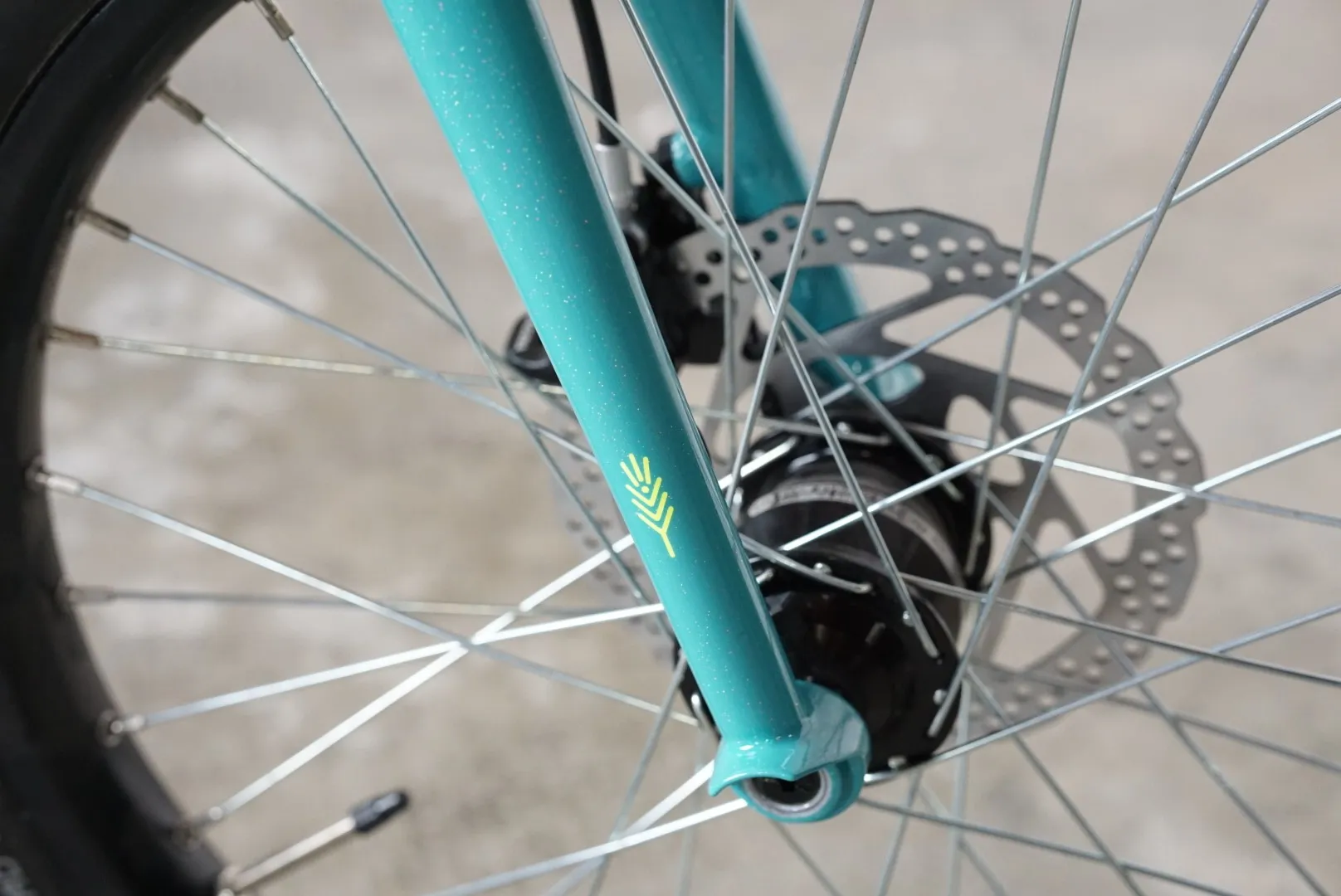 Forcella turchese e disco del freno — Romanelli Cicli Cargo Evolve