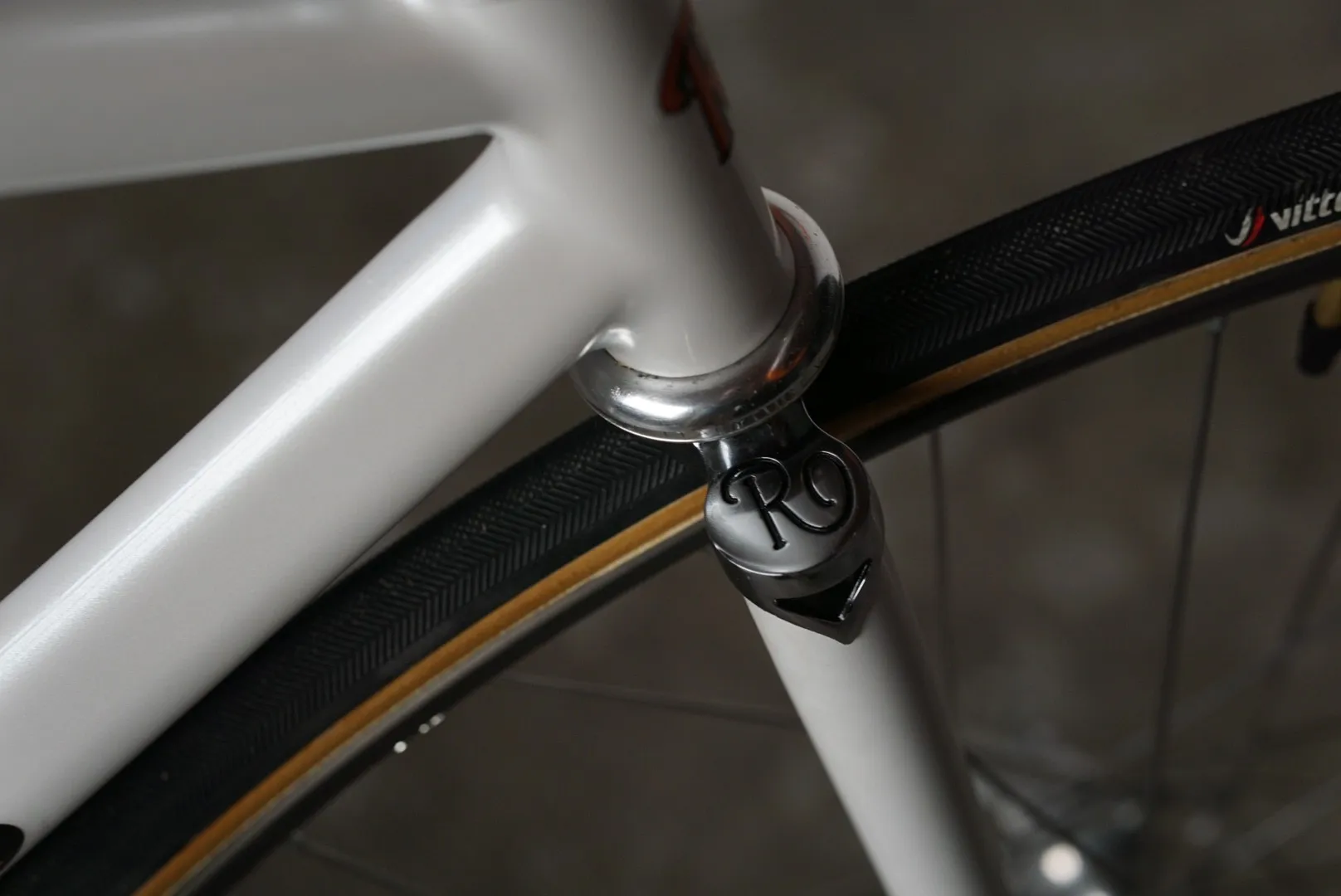 Congiunzione del tubo sterzo bianco e forcella — Romanelli Cicli Nose’ n’ toes Pursuit