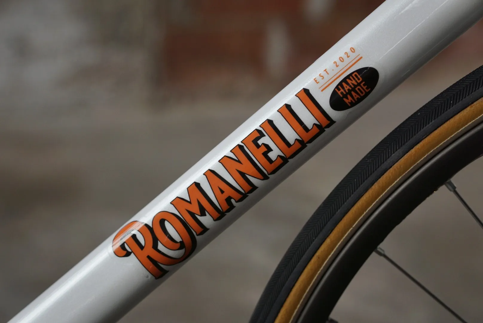 Logo Romanelli sul tubo obliquo bianco — Romanelli Cicli Nose’ n’ toes Pursuit