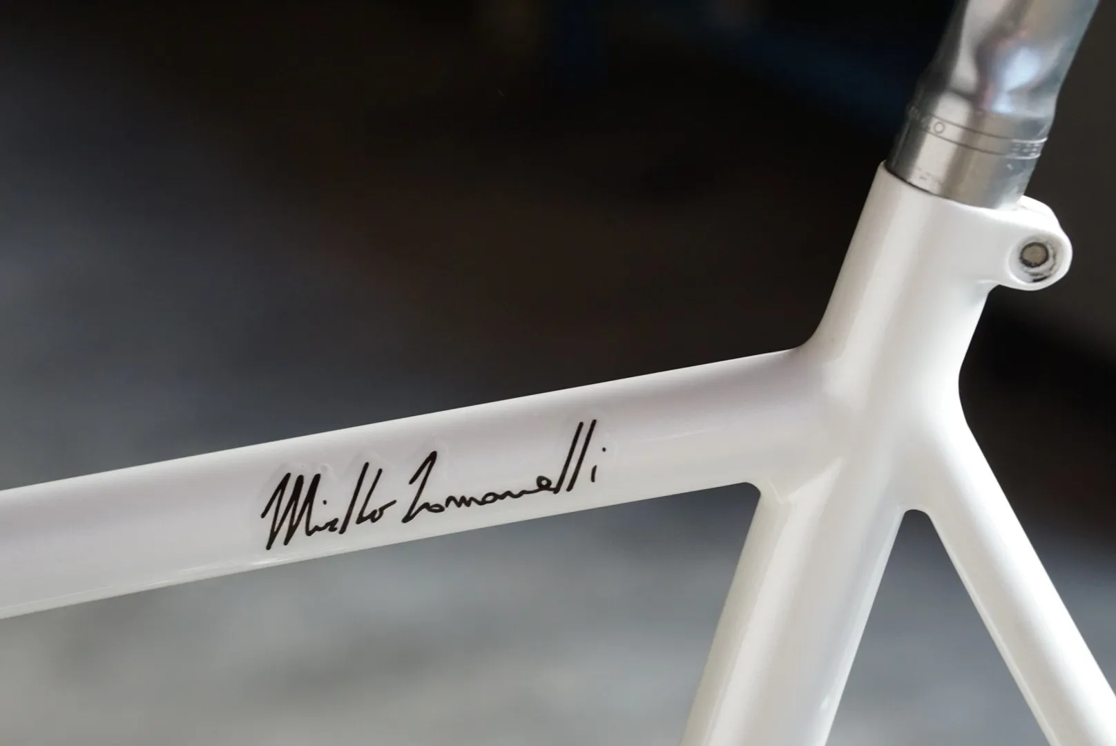 Firma sul tubo orizzontale bianco — Romanelli Cicli Nose’ n’ toes Pursuit