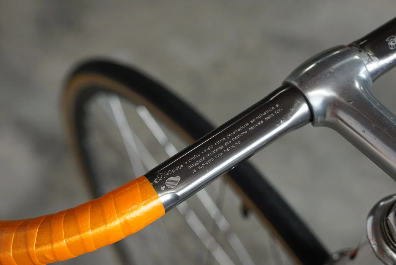 Dettaglio del manubrio cromato con nastro arancione — Romanelli Cicli Nose’ n’ toes Pursuit