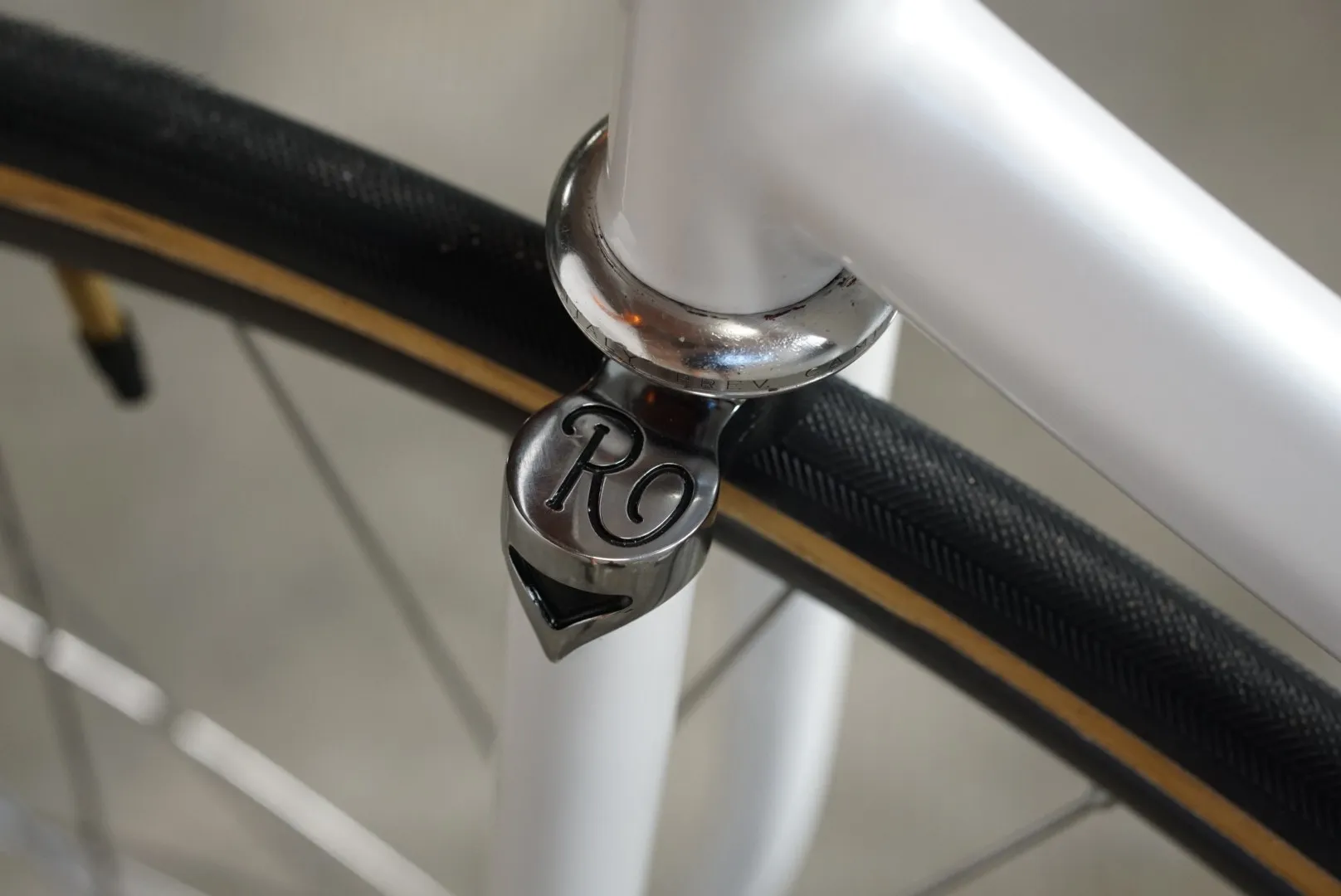 Logo sulla testa della forcella bianca — Romanelli Cicli Nose’ n’ toes Pursuit