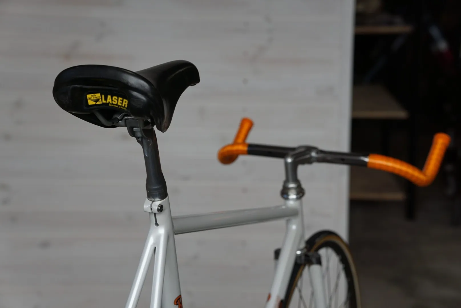 Sella e telaio bianco visti da dietro — Romanelli Cicli Nose’ n’ toes Pursuit