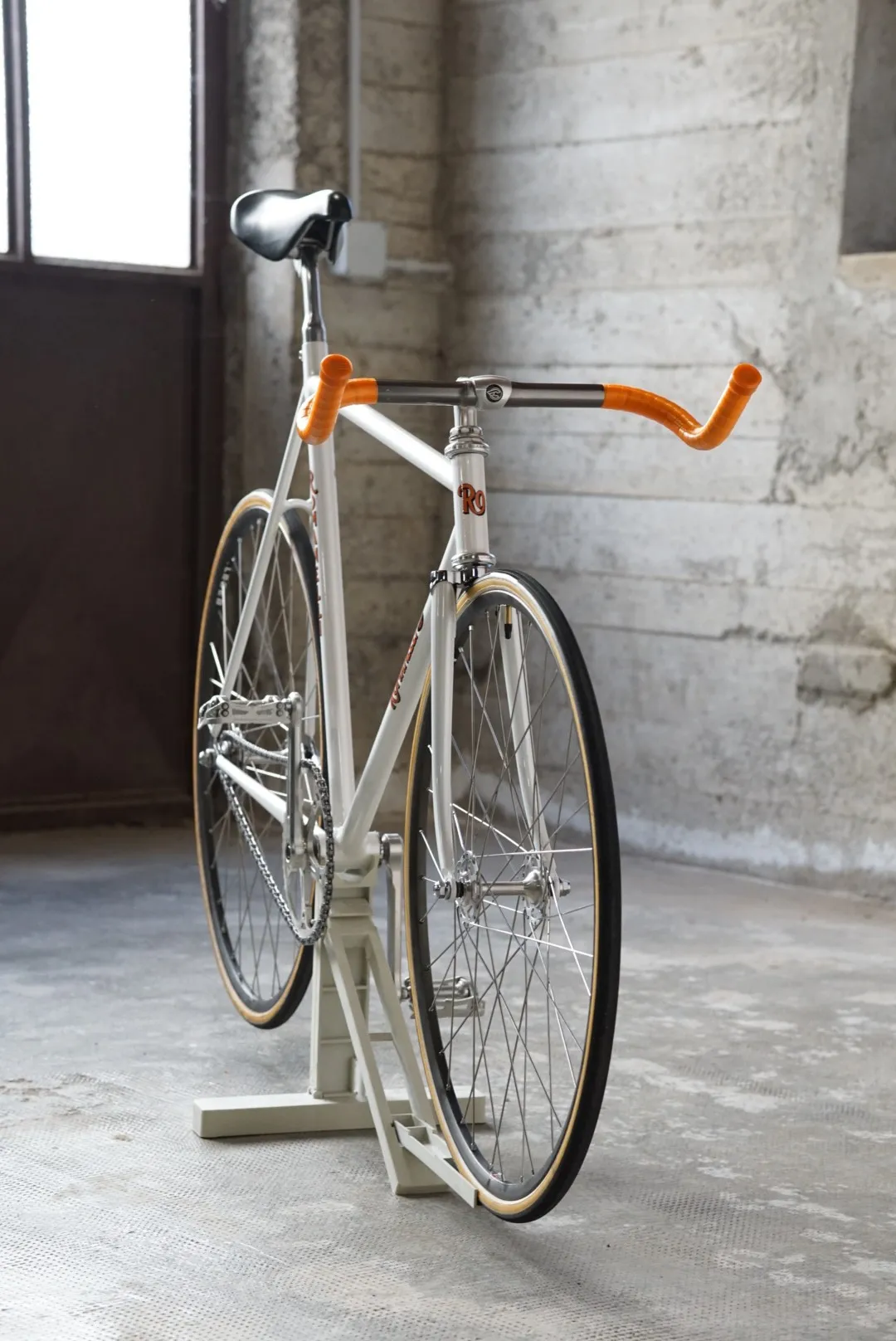 Bicicletta Pursuit con manubrio arancione, vista di tre quarti — Romanelli Cicli Nose’ n’ toes Pursuit