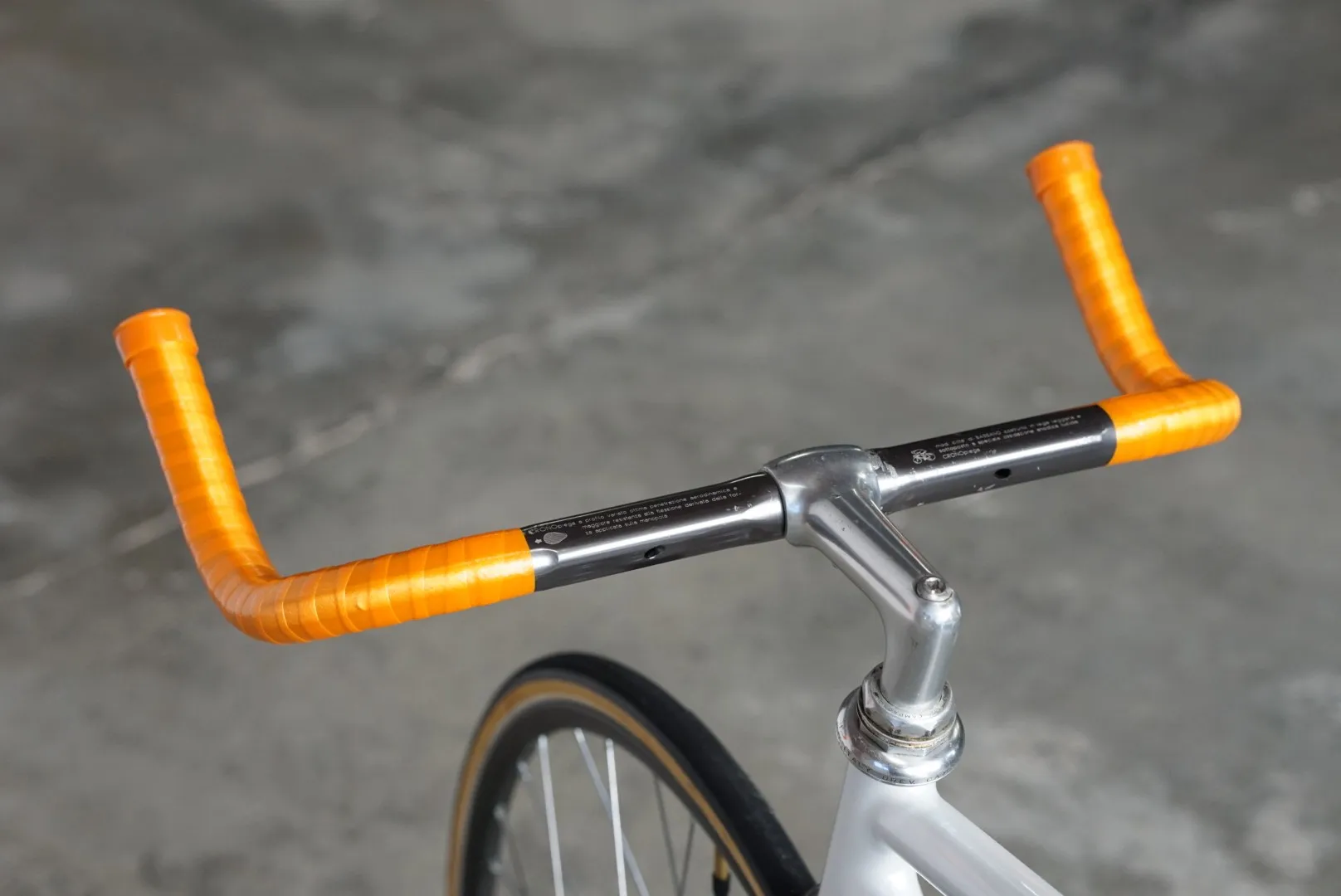 Manubrio arancione visto dall’alto — Romanelli Cicli Nose’ n’ toes Pursuit
