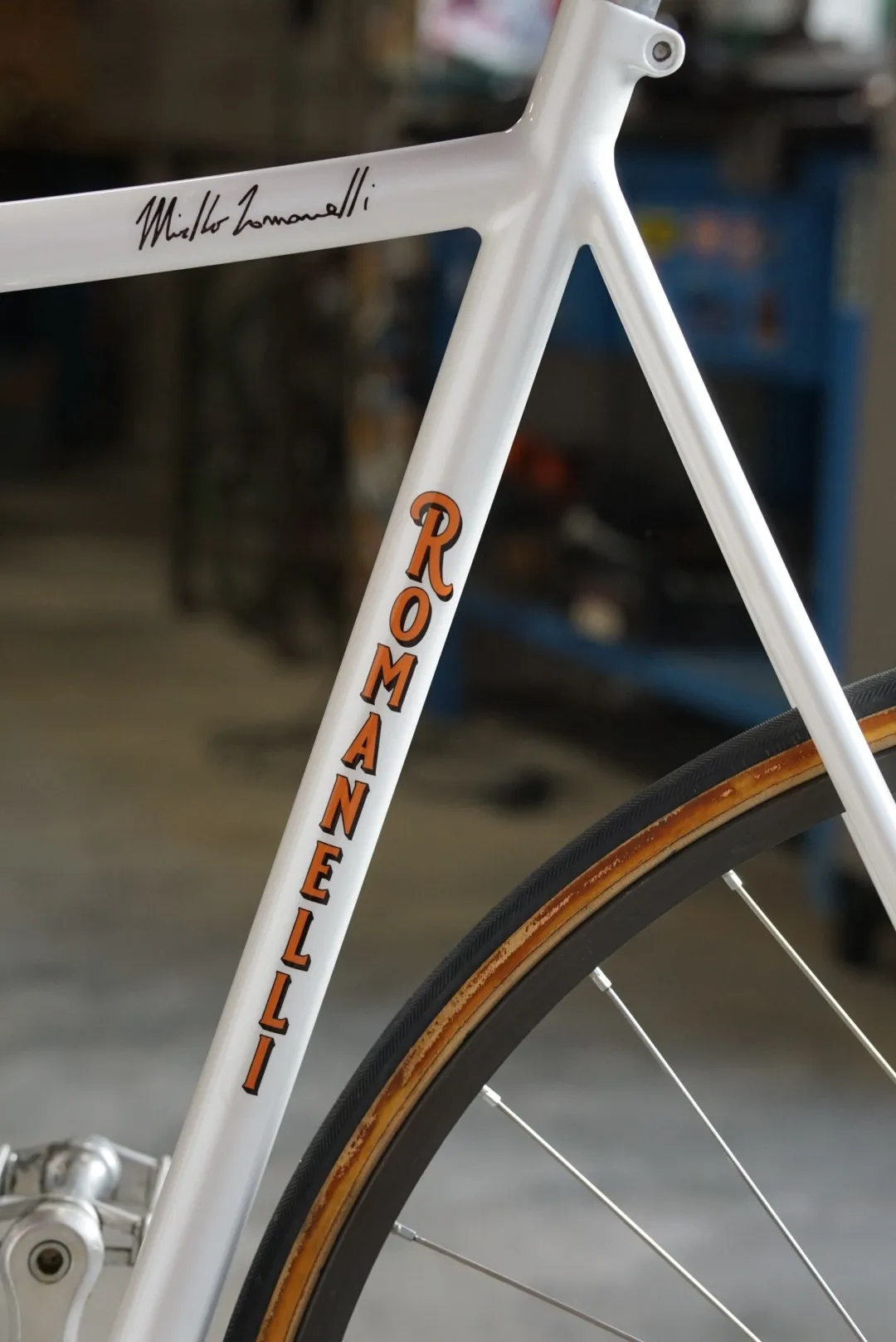 Tubo verticale bianco e ruota posteriore — Romanelli Cicli Nose’ n’ toes Pursuit