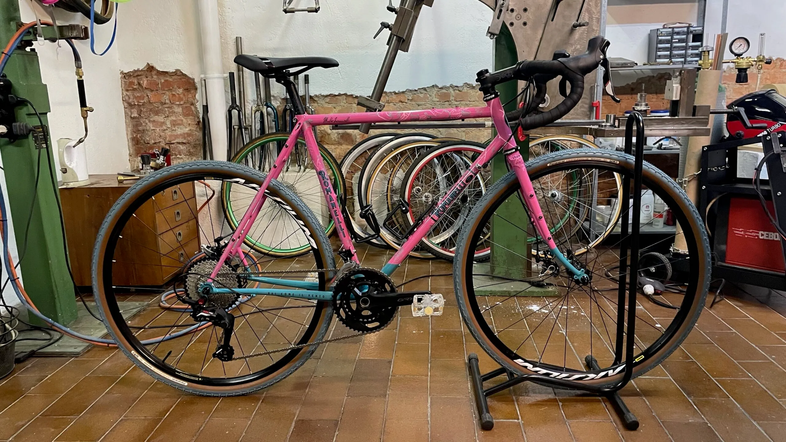 Vista completa della bicicletta bicolore — Romanelli Cicli Quick quick slow, rosa e turchese