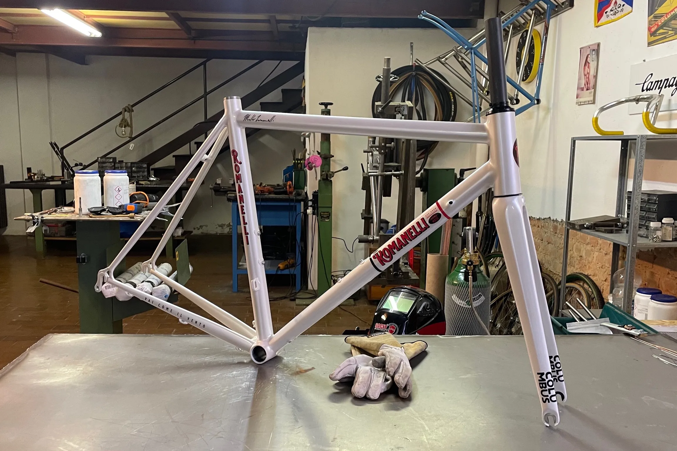 Vista completa del telaio in officina — Romanelli Cicli Sugar push, bianco perla