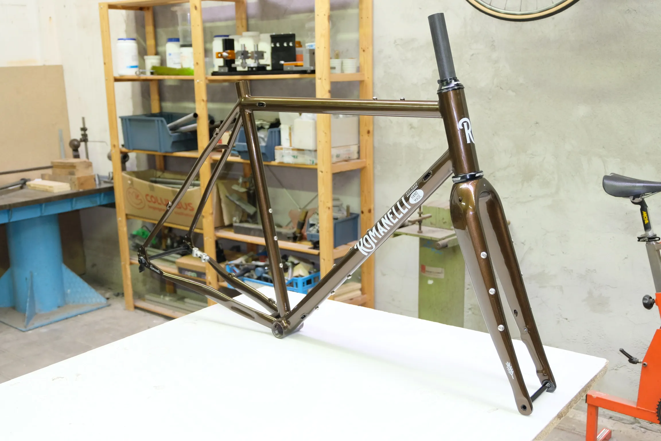 Telaio e forcella in officina — Romanelli Cicli Tuck turn, bronzo