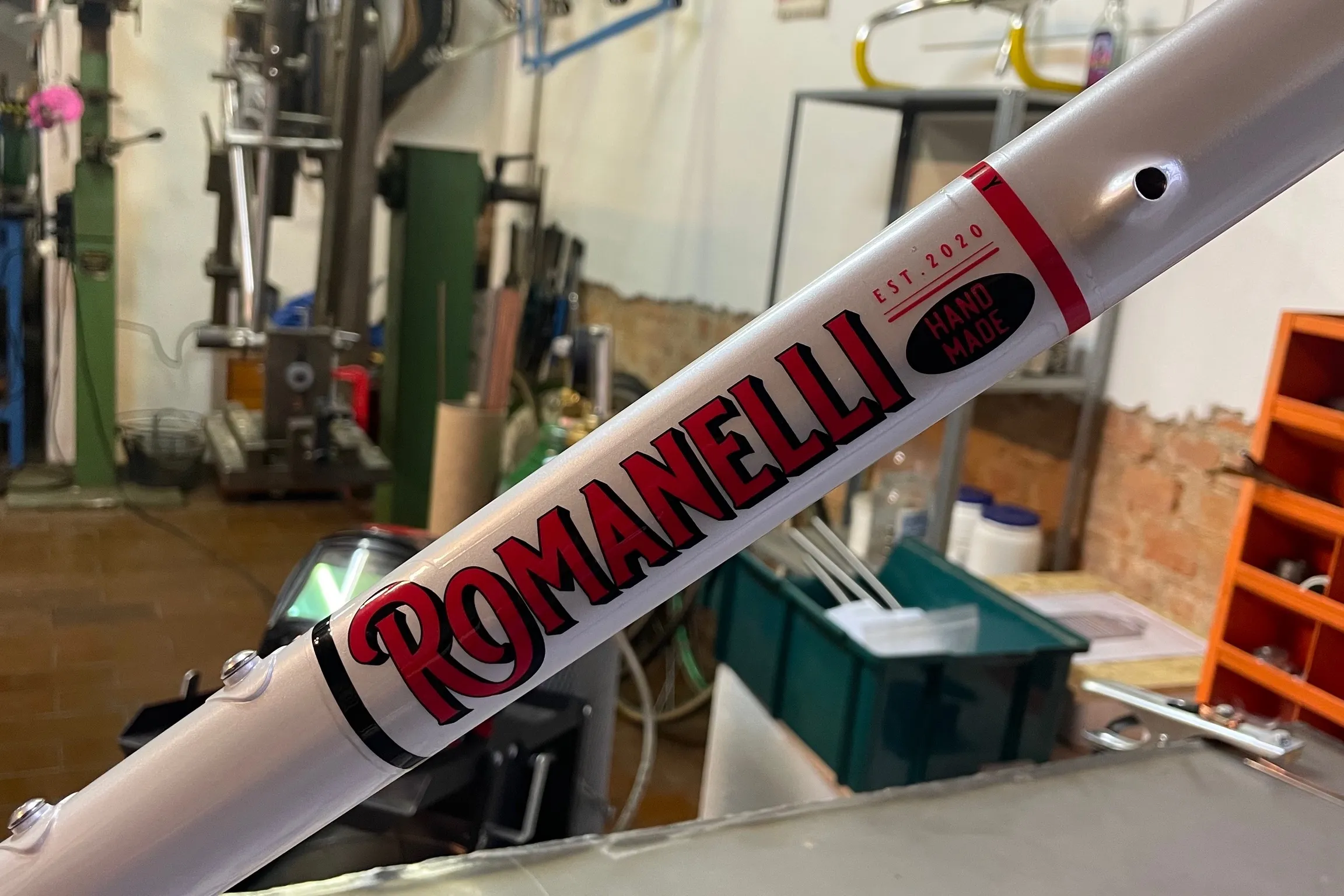 Logo rosso sul tubo obliquo — Romanelli Cicli Sugar push, bianco perla