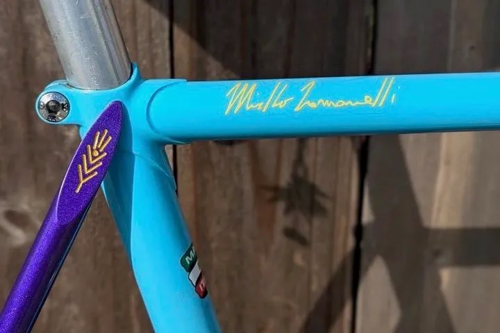 Firma sul tubo orizzontale turchese — Romanelli Cicli Triple step, turchese e viola