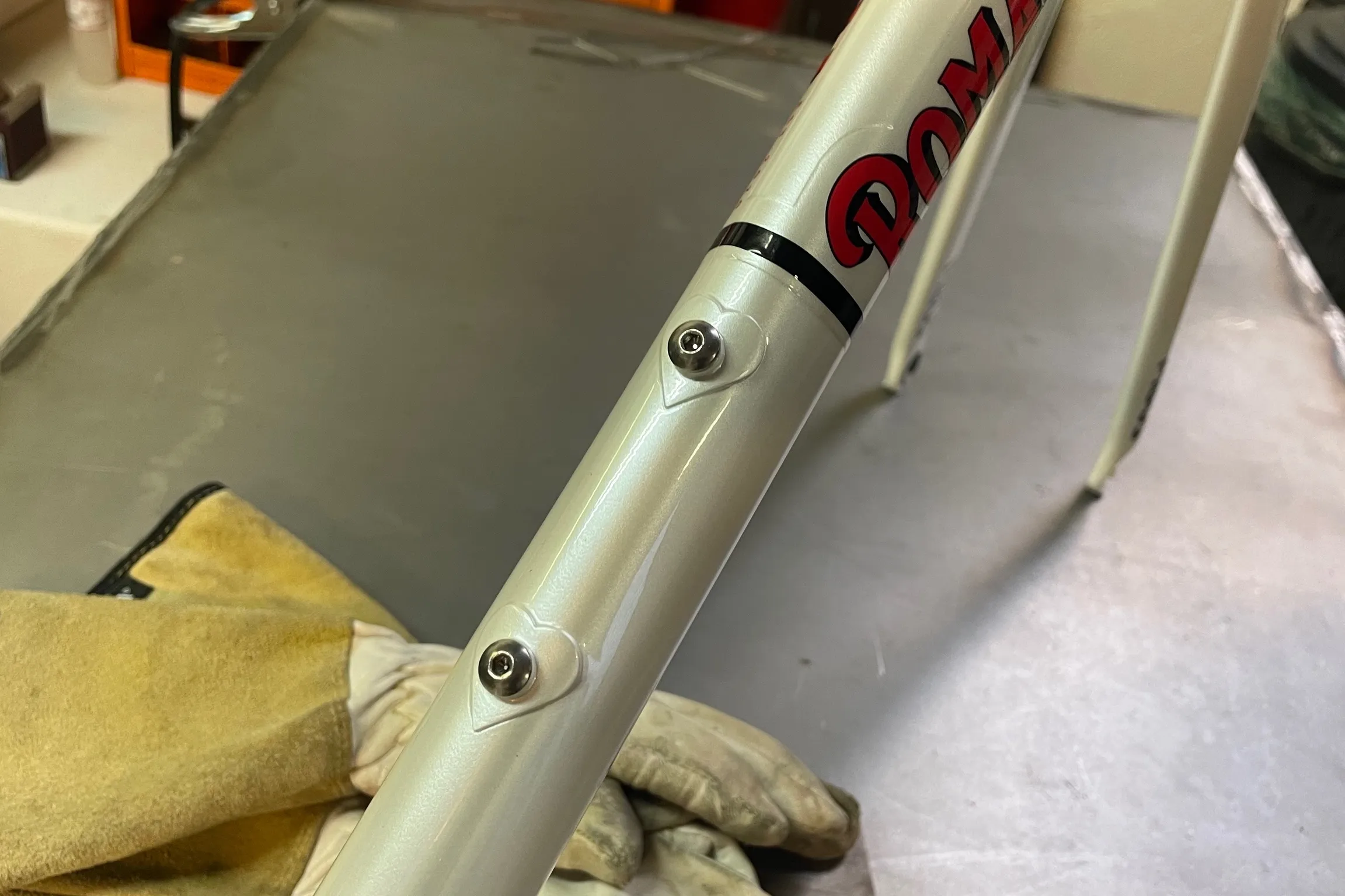 Tubo sterzo e logo — Romanelli Cicli Sugar push, bianco perla