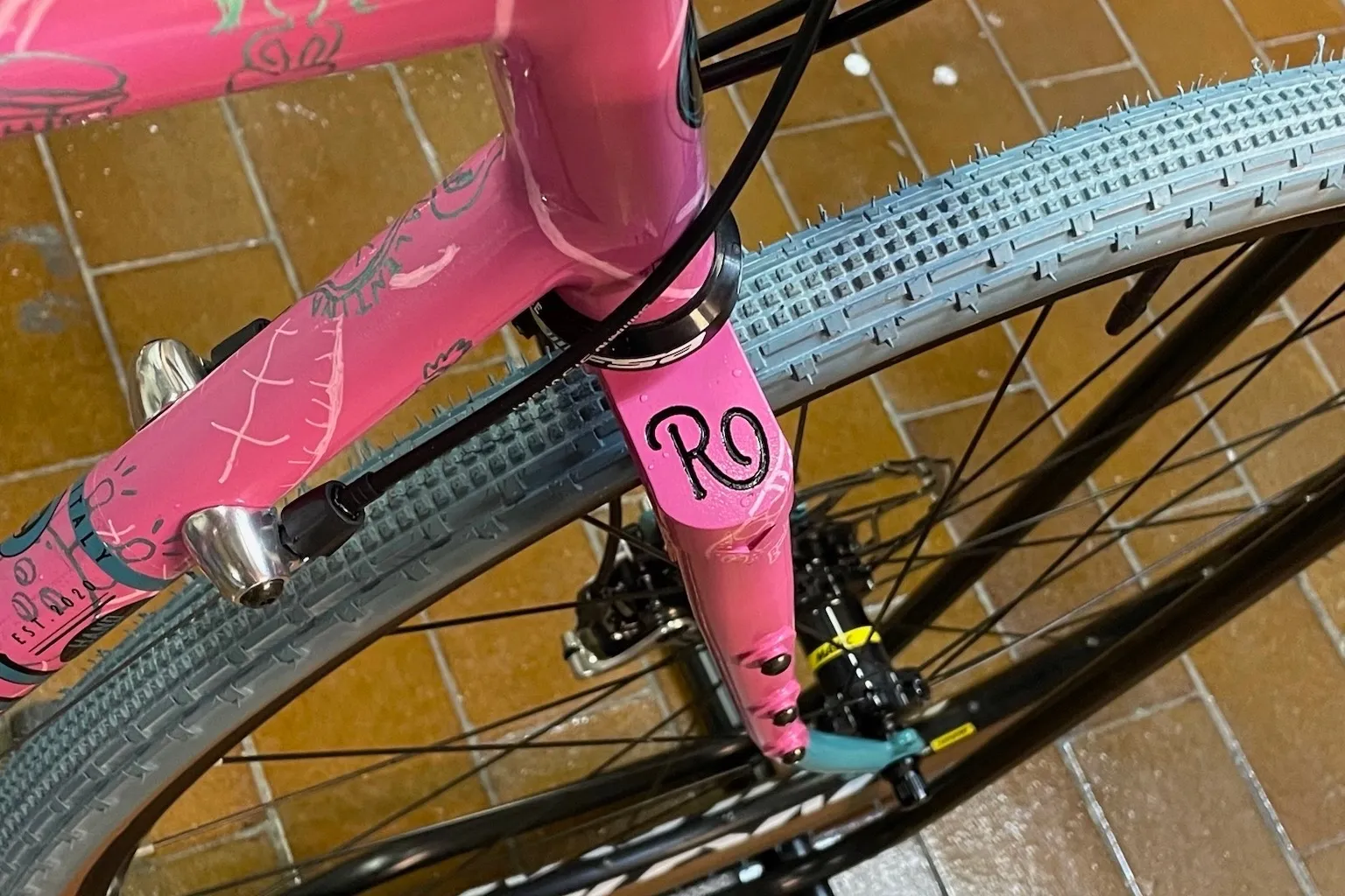 Forcella rosa con estremità turchese — Romanelli Cicli Quick quick slow, rosa e turchese