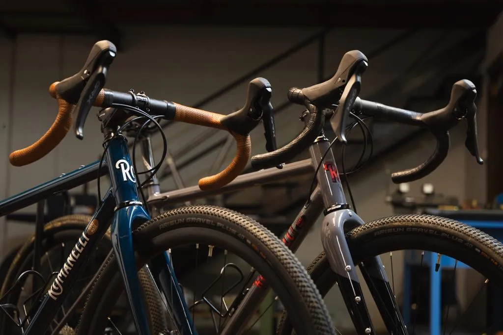 Manubrio della bici blu accanto alla bici grigia — Romanelli Cicli Tuck turn, blu
