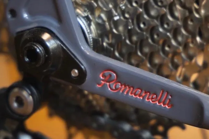 Forcellino grigio e firma rossa — Romanelli Cicli Tuck turn, grigia