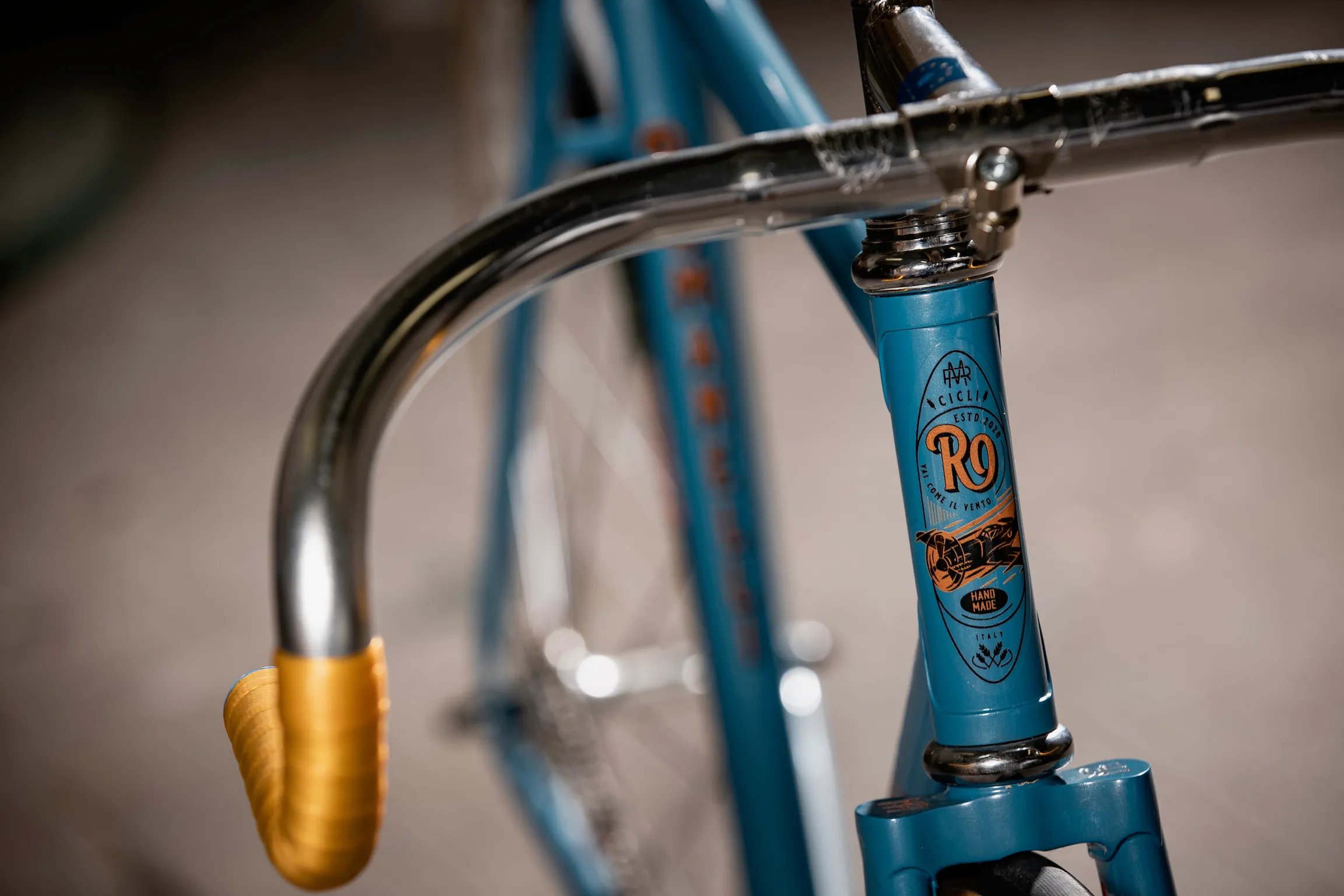 Dettaglio del manubrio — Romanelli Cicli Triple step, azzurra con dettagli dorati
