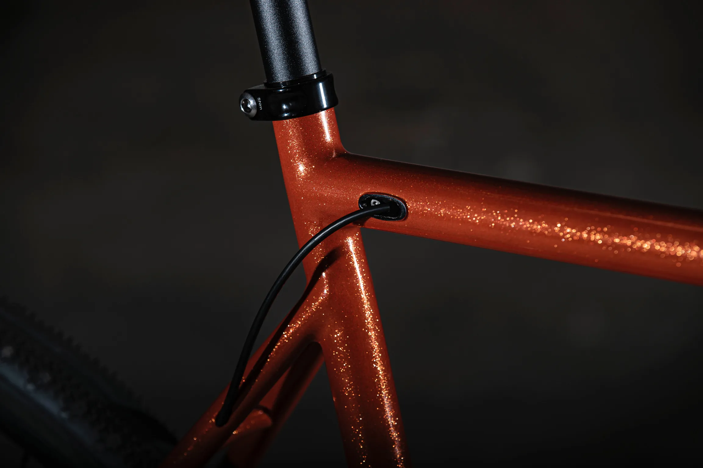 Nodo sella e passaggio cavo — Romanelli Cicli Tuck turn, arancione