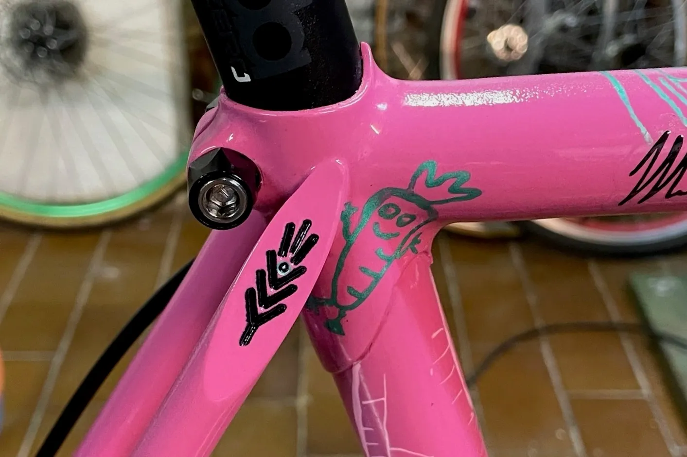 Tubo sterzo e decorazioni rosa — Romanelli Cicli Quick quick slow, rosa e turchese