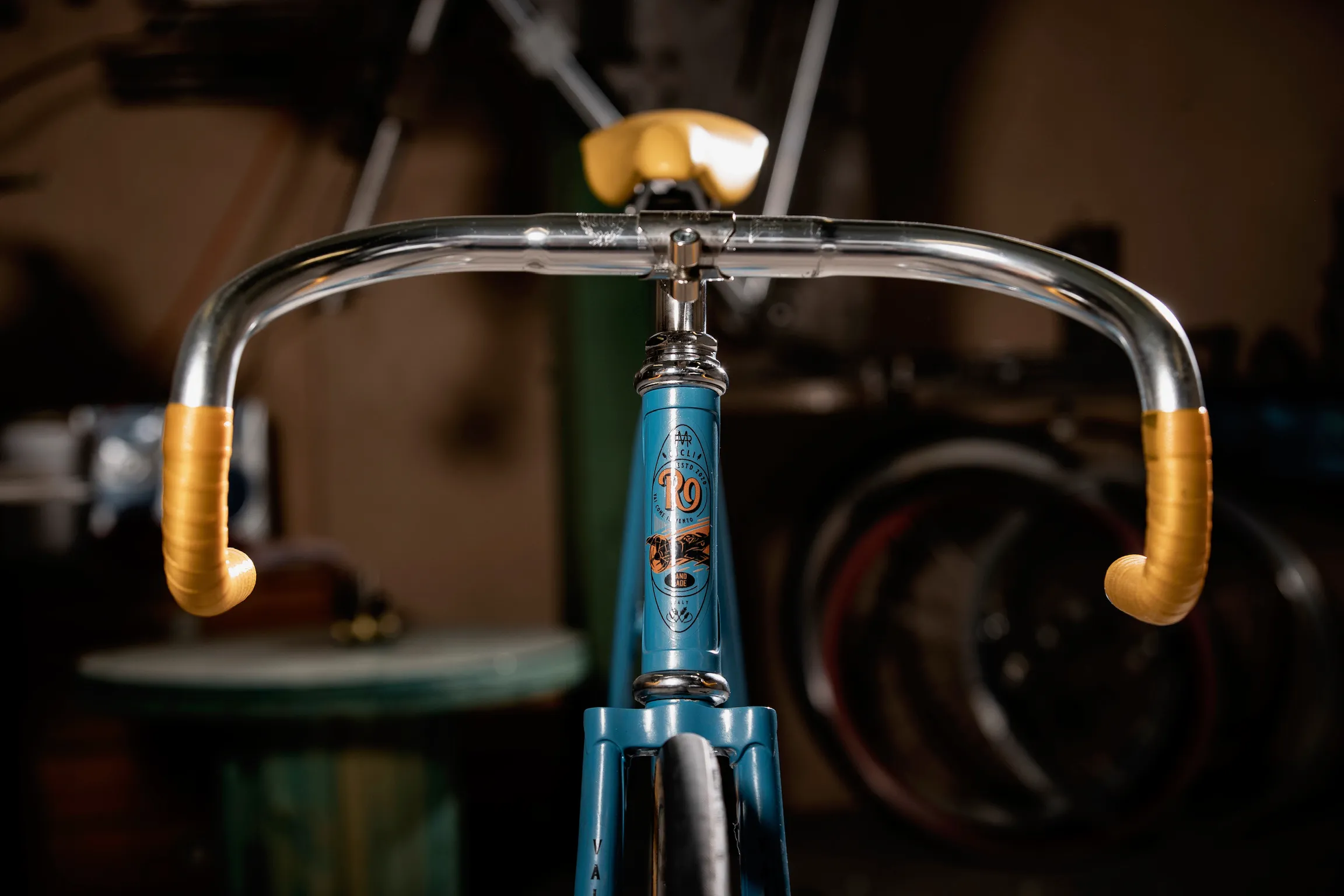Vista frontale del tubo sterzo — Romanelli Cicli Triple step, azzurra con dettagli dorati