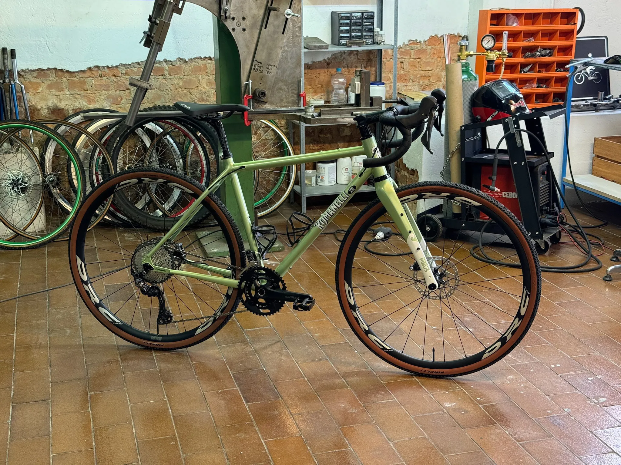 Vista completa in officina — Romanelli Cicli Tuck turn, verde chiaro