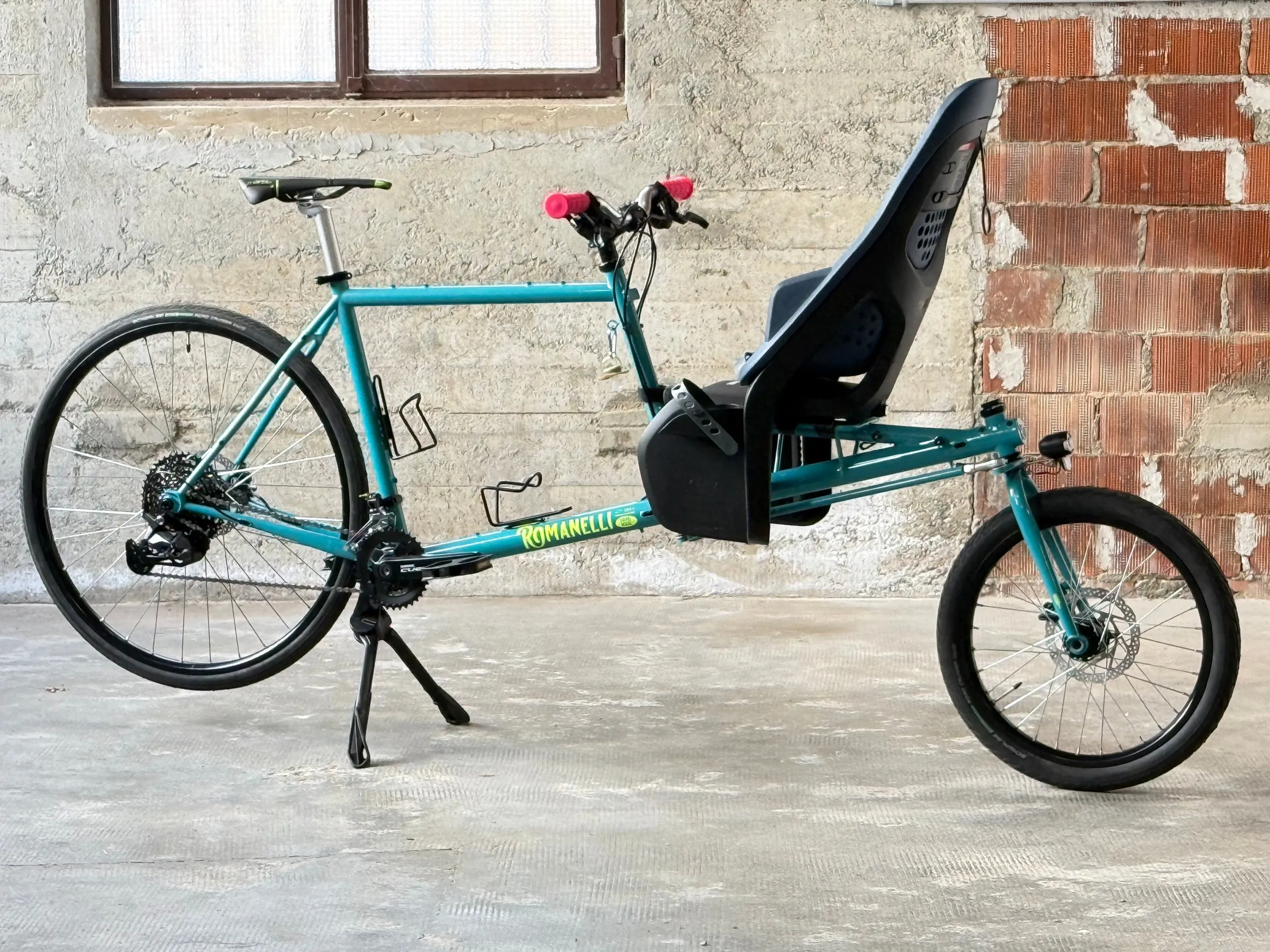 Bicicletta cargo con seduta anteriore e manopole rosse — Romanelli Cicli Cargo Evolve